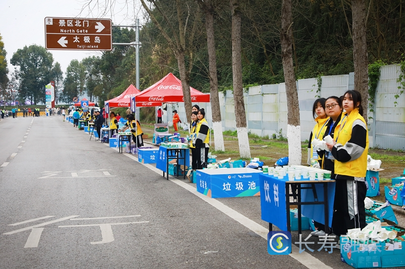 500余名志愿者倾情服务2