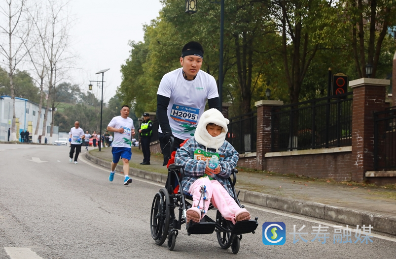 赛场上他推着轮椅 带女儿跑完全程2
