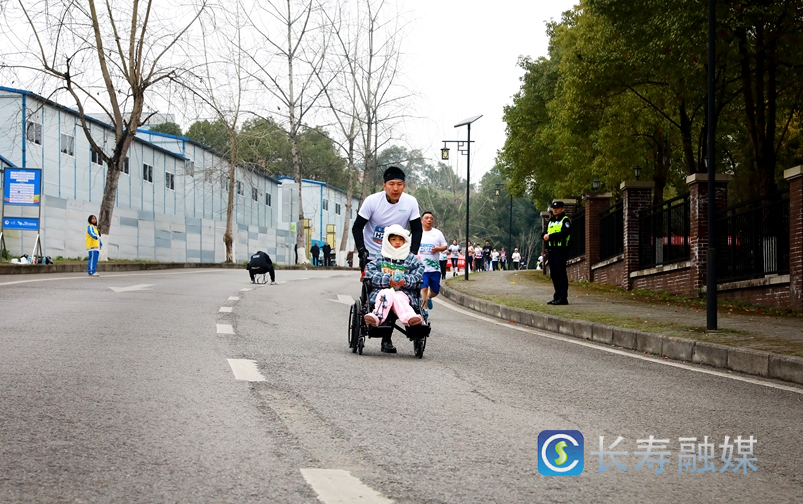 赛场上他推着轮椅 带女儿跑完全程1